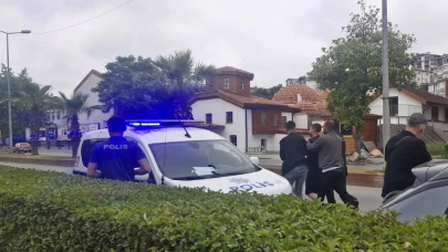 Tanımadığı kadın, verdiği gülü kabul etmeyince bıçak gösterdi