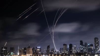 Tel Aviv alarmda! İran İsrail’e yeniden balistik füze fırlatmaya başladı