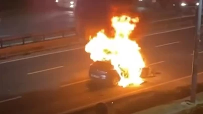 Kağıthane’de bariyere çarpan otomobil alev aldı, o anlar kameralara yansıdı