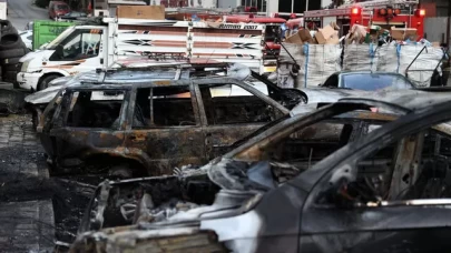 Sanayi sitesinde yangın: Çok sayıda araç küle döndü
