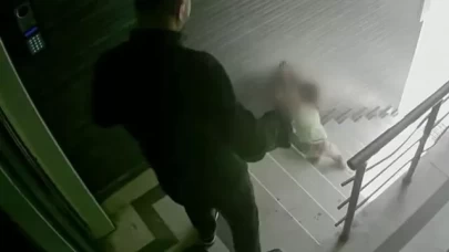 Küçük kızına tekme atan babanın annesi gözaltına alındı