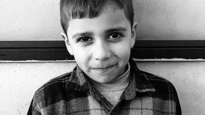 Yorgun mermi kabusu! Bisiklet süren çocuk başından vuruldu