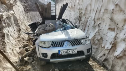 Rize'de kamyonetin üzerine kaya parçası düştü