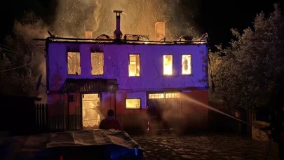 Karabük'te korkutan yangı! 2 katlı ev kullanılamaz hale geldi