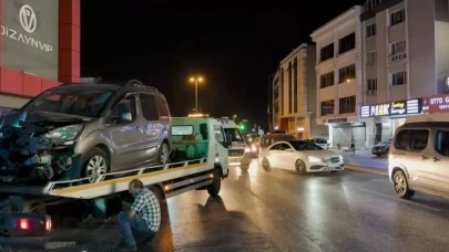 Avcılar’da aşırı hız yapan araç elektrik direğine çarptı: 3 yaralı