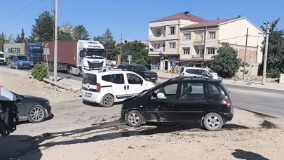 Adıyaman'da iki otomobilin çarpıştığı kazada 4 kişi yaralandı
