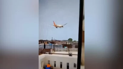 Hindistan'da yolcu uçağı yerleşim yerine düştü! Düşme anı kameraya yansıdı