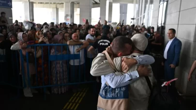 Kutsal topraklardan dönen ilk hacı kafilesi Gaziantep'te coşkuyla karşılandı