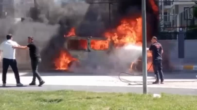Van’da park halindeki minibüs alev alev yandı