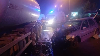 Karşı şeride geçen otomobil, akaryakıt tankeriyle çarpıştı: 1 ölü