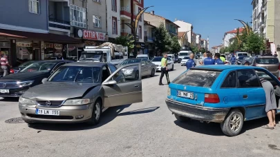 Çorum'da iki otomobil çarpıştı: 3 yaralı