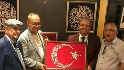 MHP Genel Başkan Yardımcısı Topsakal'a, ay yıldızlı motifli hat sanatı tablosu hediye edildi