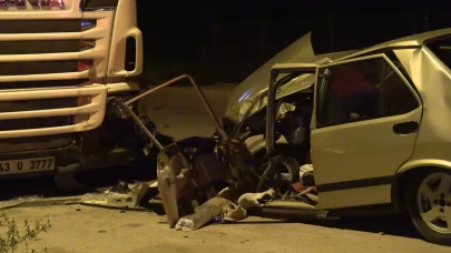 Park halindeki tıra çarpan otomobil hurdaya döndü