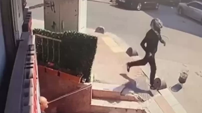 Küçükçekmece'de silahlı saldırı: Kasklı saldırganın kaçışı kamerada