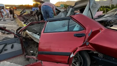 Bursa’da bariyerlere çarpan otomobilin sürücüsü öldü