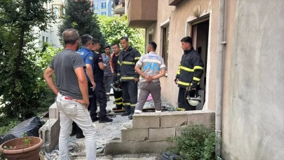 Apartman girişinde patlama; Ekipler olay yerinde inceleme yaptı