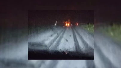 Dolu yağışı karayolunu beyaza bürüdü, sürücüler zor anlar yaşadı