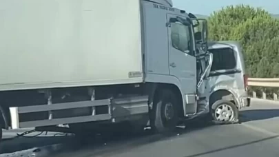 Karşı şeride geçip, TIR'la çarpışan ticari aracın sürücüsü öldü
