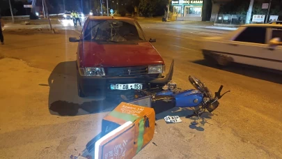 Otomobil motosiklete çarptı, o anlar kamerada!