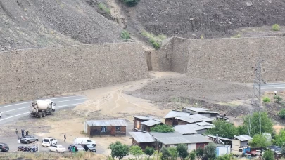 Artvin'de heyelan: Yol trafiğe kapandı