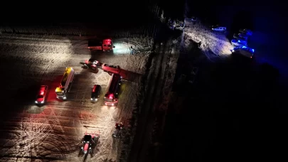 Yangını gören traktörünü alıp alevlere müdahaleye gitti