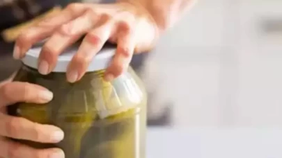 Sıkışmış kavanoz kapaklarını kolay açmanın 3 yolu