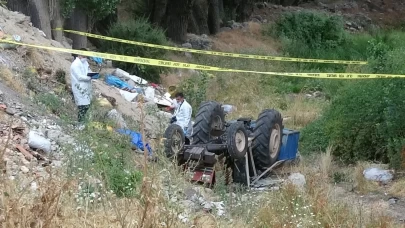 Dereye taş dökerken devrilen traktörün altında kaldı, cansız bedeni 1 saat sonra bulundu