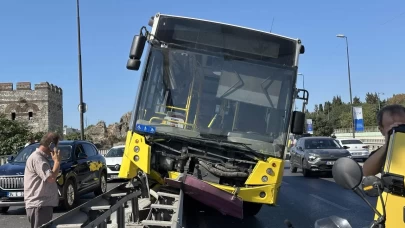 İETT otobüsü çelik bariyerlerde asılı kaldı