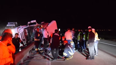 Konya'da tır devrildi: Sürücü öldü