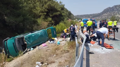 Sivas'ta minibüs devrildi: 13 yaralı