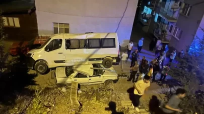 Minibüs park halindeki otomobilin üzerine düştü