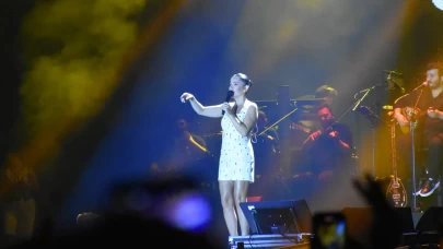 Trabzon Kültür Yolu Festivali'nde şarkıcı Merve Özbey sahne aldı