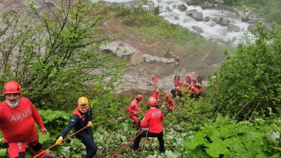 Rize'nin Çamlıhemşin ilçesinde kar kütlesinin altında kalan kadın öldü