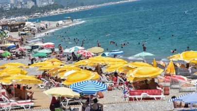 Antalya'da 40 derece sıcaktan bunalanlar, eksi 2 derecelik 'kar odası'ndaserinliyor