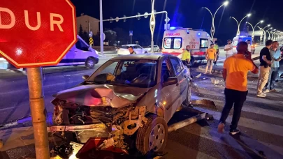 Ankara'da ters yöne giren otomobil, motosiklete böyle çarptı: 2 yaralı