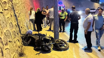 Kocaeli'de kaldırıma çarpan motosikletteki 2 kişi yaralandı