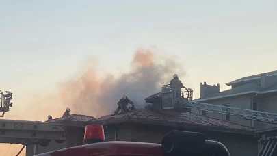 Üsküdar'da 3 katlı binanın çatısı alev alev yandı