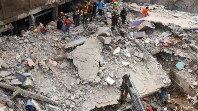 Pakistan'da 5 katlı bina çöktü!