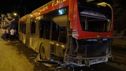 Kontrolden çıkan beton mikseri trambüse çarptı: 4 yaralı