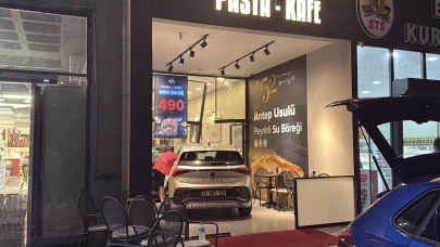 Küçükçekmece'de kontrolden çıkan elektrikli araç pastaneye girdi