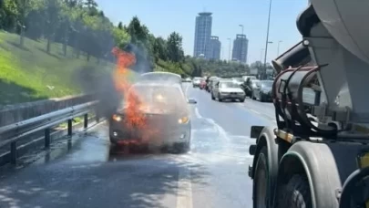 Üsküdar'da otomobil yangını: Araç kullanılamaz hale geldi