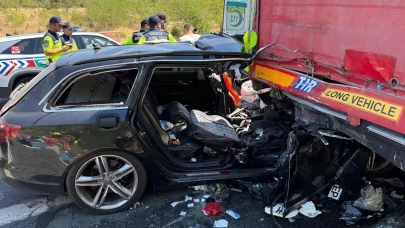 Kırklareli'nde otomobil tırın altına girdi: 2 yaralı