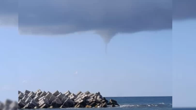 Düzce'de plajın yakınında denizde hortum oluştu