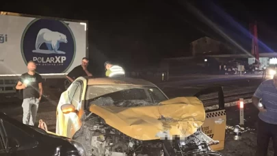 Çaycuma'da ticari taksi tıra arkadan çarptı: 1 yaralı