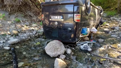 Panelvan araç dereye uçtu: Tatil için Bolu'ya gelen çift ölümden döndü