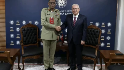 Bakan Güler, IDEF'te Vietnam ve Pakistanlı yetkilileri kabul etti