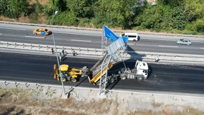 Kamyonun açık unutulan damperi yön levhasına çarptı
