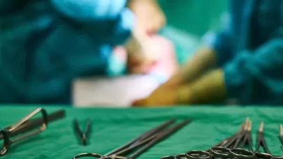 Ameliyat için "lazer parası" isteyen cerrah tutuklandı