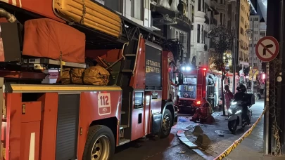 Beyoğlu'nda eğlence mekanı çatısında korkutan yangın
