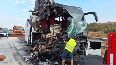 Mersin'de yolcu otobüsü tıra çarptı!